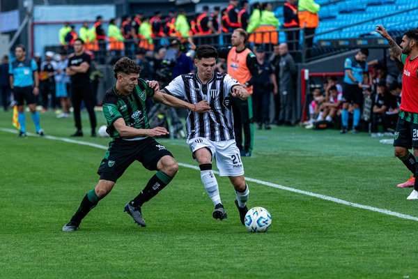 Ultimate face-off: synthetic vs. mineral engine oils for uk sport bikes – discover the top performer on the open road!